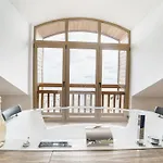 Host2u Penthouse Sauna, Jacuzzi, Fireplace شقة