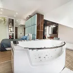 شقة Host2u Penthouse Sauna, Jacuzzi, Fireplace *