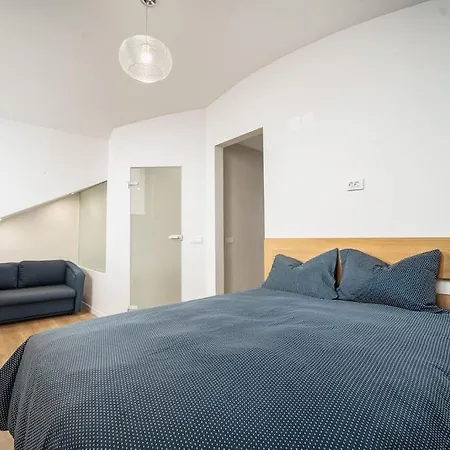 Host2u Penthouse Sauna, Jacuzzi, Fireplace *