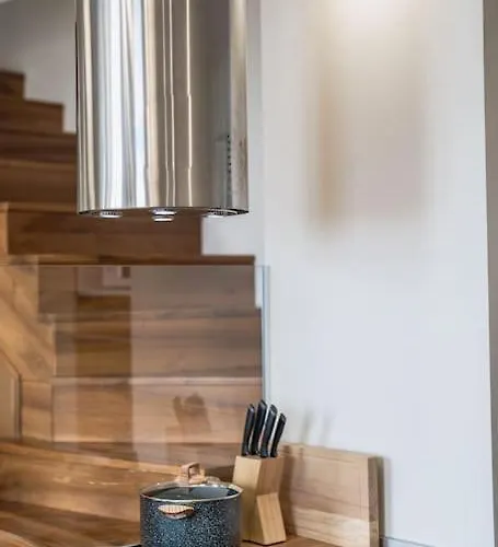 Host2u Penthouse Sauna, Jacuzzi, Fireplace בנסקו