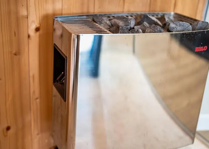 Host2u Penthouse Sauna, Jacuzzi, Fireplace