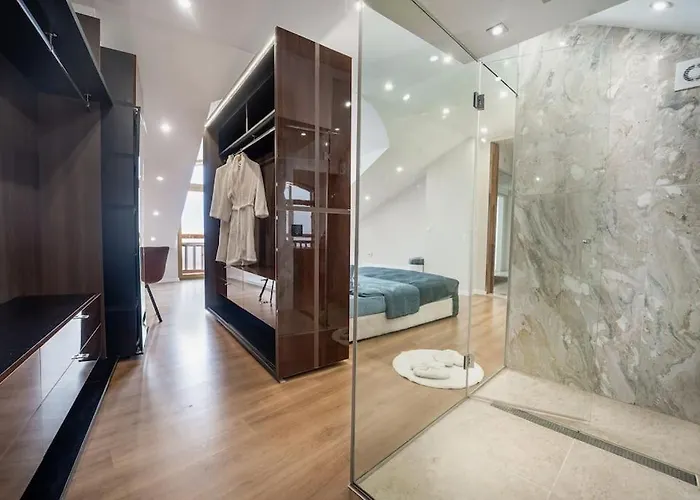 דירה Host2u Penthouse Sauna, Jacuzzi, Fireplace בנסקו