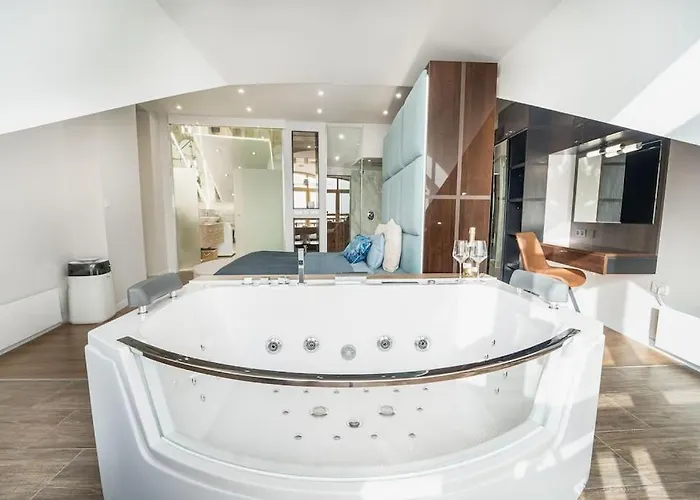 Host2u Penthouse Sauna, Jacuzzi, Fireplace