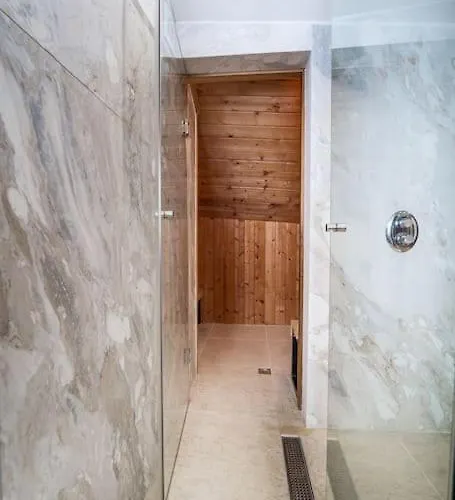 Host2u Penthouse Sauna, Jacuzzi, Fireplace בנסקו