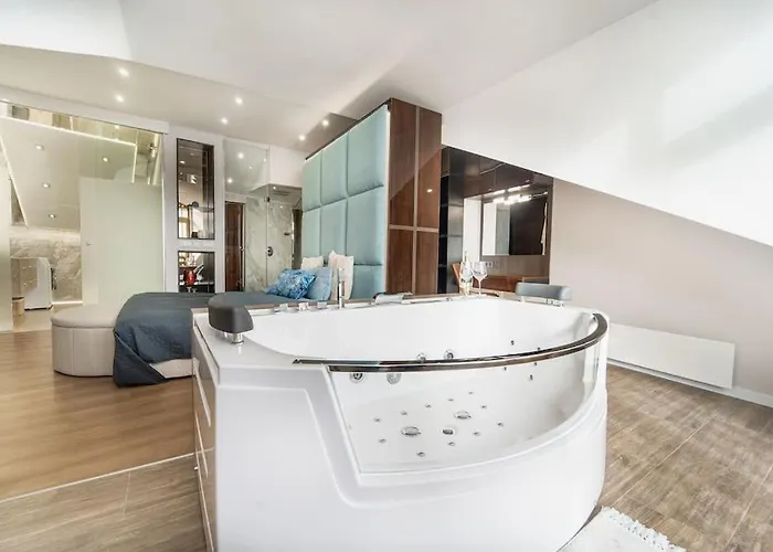 דירה Host2u Penthouse Sauna, Jacuzzi, Fireplace *