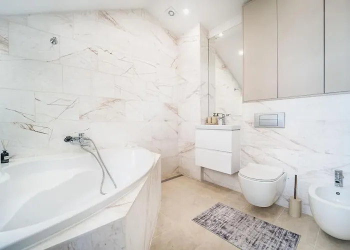 דירה Host2u Penthouse Sauna, Jacuzzi, Fireplace