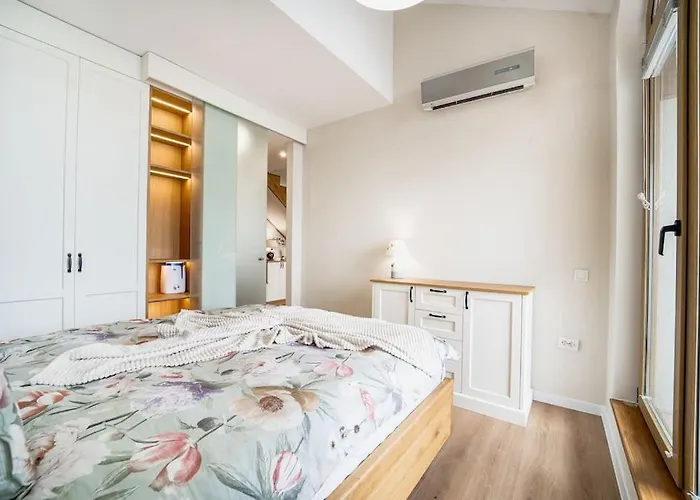 Host2u Penthouse Sauna, Jacuzzi, Fireplace דירה