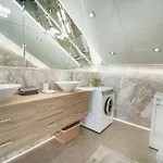 Apartamento Host2u Penthouse Sauna, Jacuzzi, Fireplace