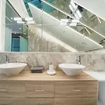 Apartamento Host2u Penthouse Sauna, Jacuzzi, Fireplace *