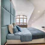 Apartamento Host2u Penthouse Sauna, Jacuzzi, Fireplace *