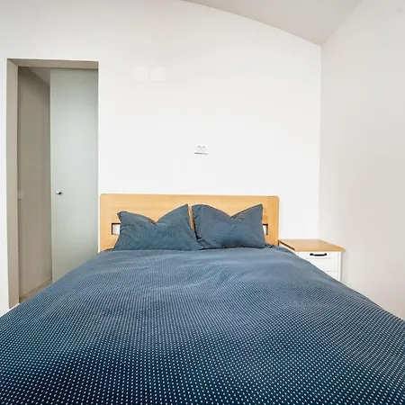 Host2u Penthouse Sauna, Jacuzzi, Fireplace *