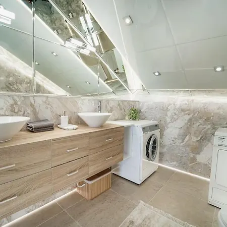 아파트 Host2u Penthouse Sauna, Jacuzzi, Fireplace