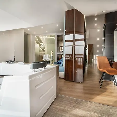 Host2u Penthouse Sauna, Jacuzzi, Fireplace