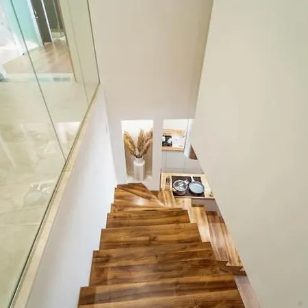 Host2u Penthouse Sauna, Jacuzzi, Fireplace 아파트