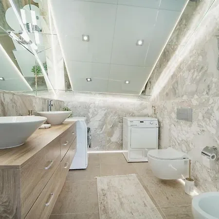 Host2u Penthouse Sauna, Jacuzzi, Fireplace Bansko