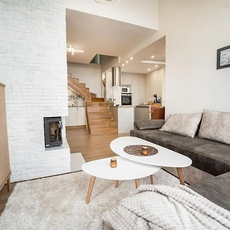 Host2u Penthouse Sauna, Jacuzzi, Fireplace 반스코