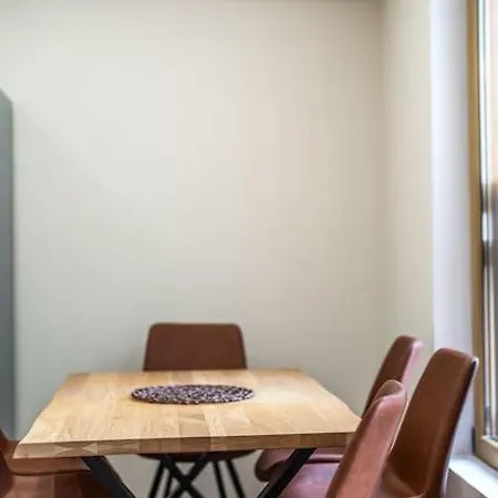 Host2u Penthouse Sauna, Jacuzzi, Fireplace *