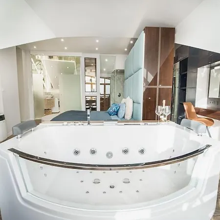 Host2u Penthouse Sauna, Jacuzzi, Fireplace