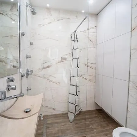 Host2u Penthouse Sauna, Jacuzzi, Fireplace Appartement *