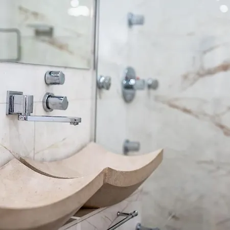 Host2u Penthouse Sauna, Jacuzzi, Fireplace Bansko