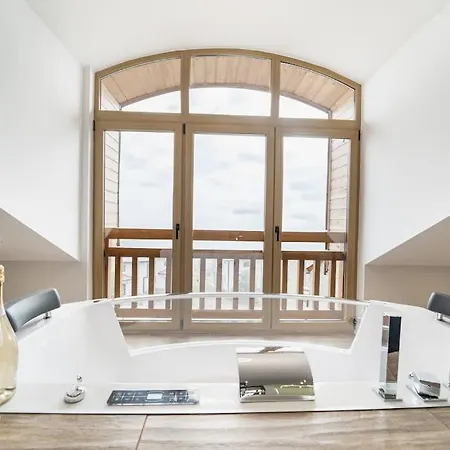 Host2u Penthouse Sauna, Jacuzzi, Fireplace Lägenhet