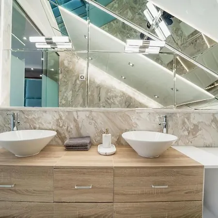 Appartement Host2u Penthouse Sauna, Jacuzzi, Fireplace *