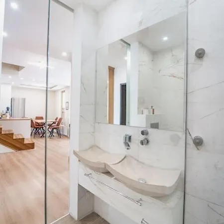 아파트 Host2u Penthouse Sauna, Jacuzzi, Fireplace 반스코