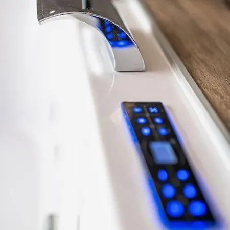 Host2u Penthouse Sauna, Jacuzzi, Fireplace *