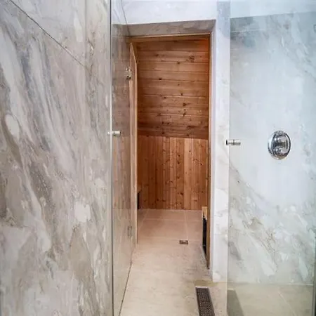 Host2u Penthouse Sauna, Jacuzzi, Fireplace 반스코