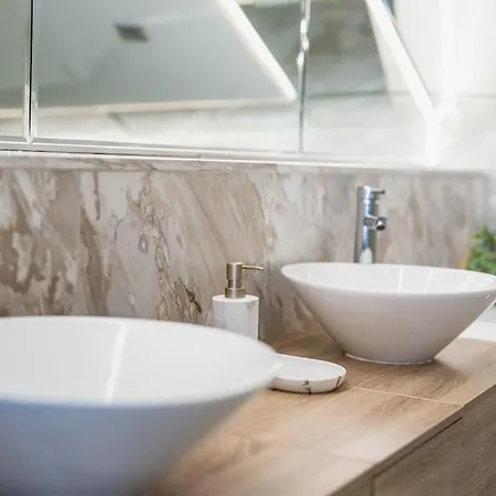 Host2u Penthouse Sauna, Jacuzzi, Fireplace