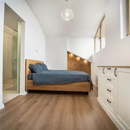 아파트 Host2u Penthouse Sauna, Jacuzzi, Fireplace 반스코