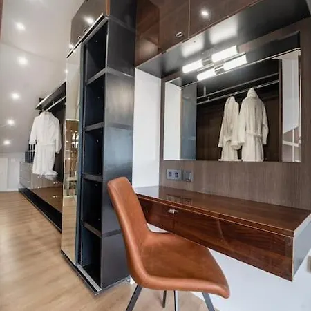 Host2u Penthouse Sauna, Jacuzzi, Fireplace *