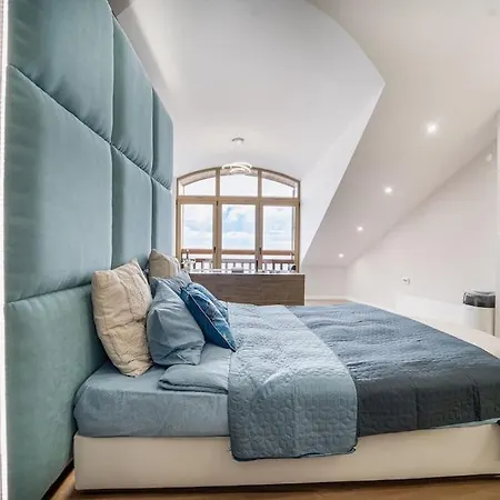 아파트 Host2u Penthouse Sauna, Jacuzzi, Fireplace *