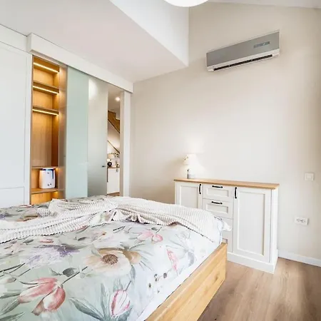 Host2u Penthouse Sauna, Jacuzzi, Fireplace Appartement