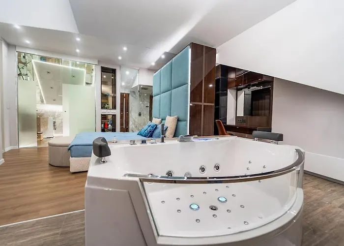 Host2u Penthouse Sauna, Jacuzzi, Fireplace * Bansko