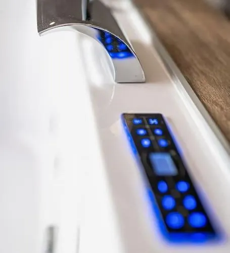 Host2u Penthouse Sauna, Jacuzzi, Fireplace *