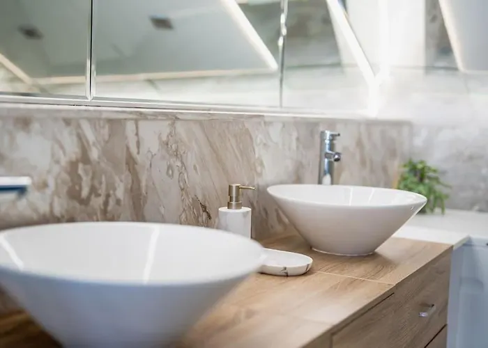 Host2u Penthouse Sauna, Jacuzzi, Fireplace